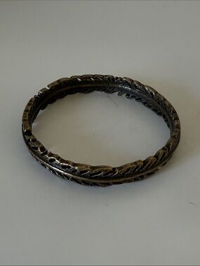Antique-Style Leaf Carved Bangle Bracelet - Brass Tone